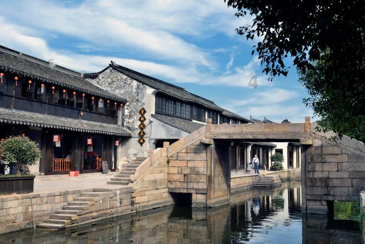 新能源车险“车主喊贵、险企喊亏” 监管引导行业寻求长期更优解